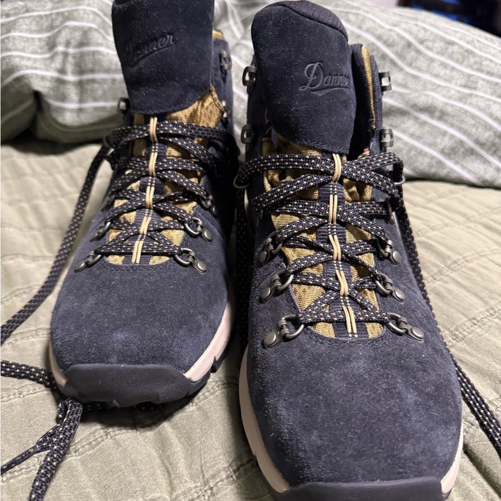 Danner Mountain 600 size 10D - Picture 3 of 6